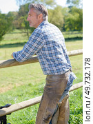 blacksmith resting against paddock fence. Стоковое фото, агентство Ingram Publishing / Фотобанк Лори