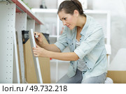 woman assembling kitchen base units. Стоковое фото, агентство Ingram Publishing / Фотобанк Лори