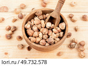 Fragrant white cardamom aromatic pods in a wooden bowl, spice.. White dried cardamon, condiment. Стоковое фото, агентство Ingram Publishing / Фотобанк Лори