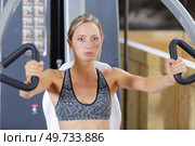 a woman training her pectorals. Стоковое фото, агентство Ingram Publishing / Фотобанк Лори