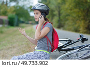 girl that has bike accident calling on the phone. Стоковое фото, агентство Ingram Publishing / Фотобанк Лори