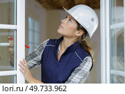 female window fitter at work. Стоковое фото, агентство Ingram Publishing / Фотобанк Лори