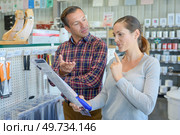 couple discussing which knife to buy. Стоковое фото, агентство Ingram Publishing / Фотобанк Лори