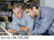 man explaining equipment to trainee. Стоковое фото, агентство Ingram Publishing / Фотобанк Лори