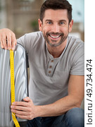 man measuring his suitcase prior to travelling. Стоковое фото, агентство Ingram Publishing / Фотобанк Лори