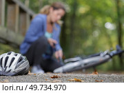 woman cyclist fell off road bike while cycling. Стоковое фото, агентство Ingram Publishing / Фотобанк Лори