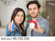 man and woman breaking cigarette quitting smoke. Стоковое фото, агентство Ingram Publishing / Фотобанк Лори