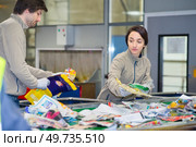 they are segregating plastic reusable wrappers. Стоковое фото, агентство Ingram Publishing / Фотобанк Лори