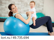 mother and baby enjoying exercising on an aerobic ball. Стоковое фото, агентство Ingram Publishing / Фотобанк Лори