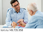 elderly man having meeting with accountant. Стоковое фото, агентство Ingram Publishing / Фотобанк Лори