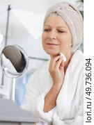 beautiful mature woman removing make up from face. Стоковое фото, агентство Ingram Publishing / Фотобанк Лори