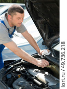 an auto mechanic is outdoors. Стоковое фото, агентство Ingram Publishing / Фотобанк Лори