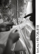 dress up the bride in a wedding dress with corset and lacing. Стоковое фото, агентство Ingram Publishing / Фотобанк Лори