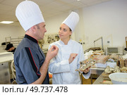 young smiling woman chef talking to colleague. Стоковое фото, агентство Ingram Publishing / Фотобанк Лори