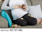 pregnant woman enjoying of eating chocolat. Стоковое фото, агентство Ingram Publishing / Фотобанк Лори