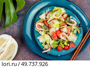 Pomelo salad with shrimp, tomatoes and lettuce on a plate.. Salad with pomelo, shrimp and greens. Стоковое фото, агентство Ingram Publishing / Фотобанк Лори