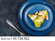 Delicious omelette with broccoli, shrimp and tomato. Ketogenic lunch.. Omelet stuffed with broccoli and shrimp. Стоковое фото, агентство Ingram Publishing / Фотобанк Лори