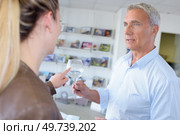 a customer pointing at wineglass. Стоковое фото, агентство Ingram Publishing / Фотобанк Лори