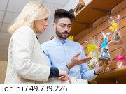 confectioner showing gift wrapped chocolate to customer. Стоковое фото, агентство Ingram Publishing / Фотобанк Лори