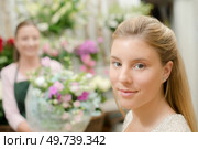 lady is at a florists. Стоковое фото, агентство Ingram Publishing / Фотобанк Лори