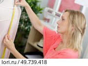 female tailor works on dummy. Стоковое фото, агентство Ingram Publishing / Фотобанк Лори