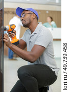man repair a vending machine. Стоковое фото, агентство Ingram Publishing / Фотобанк Лори