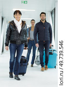business people on trip walking down airport concourse to gate. Стоковое фото, агентство Ingram Publishing / Фотобанк Лори