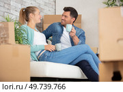 happy couple taking break unpacking on moving day. Стоковое фото, агентство Ingram Publishing / Фотобанк Лори