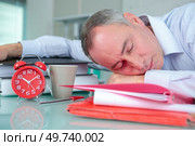 office worker sleeping on his desk. Стоковое фото, агентство Ingram Publishing / Фотобанк Лори