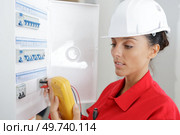 woman using an electric meter. Стоковое фото, агентство Ingram Publishing / Фотобанк Лори