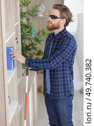 blind man reaching for a book. Стоковое фото, агентство Ingram Publishing / Фотобанк Лори
