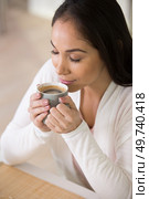 blissful woman enjoying the aroma of her coffee. Стоковое фото, агентство Ingram Publishing / Фотобанк Лори