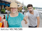 woman pulling boyfriend into store. Стоковое фото, агентство Ingram Publishing / Фотобанк Лори
