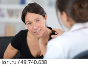 female doctor explaining to female patient. Стоковое фото, агентство Ingram Publishing / Фотобанк Лори