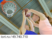 portrait of women attempting to score. Стоковое фото, агентство Ingram Publishing / Фотобанк Лори