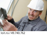 cheerful bearded man builder looking at the camera. Стоковое фото, агентство Ingram Publishing / Фотобанк Лори