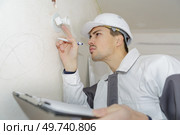 establishment's electrician doing survey. Стоковое фото, агентство Ingram Publishing / Фотобанк Лори