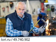 senior worker with a tool. Стоковое фото, агентство Ingram Publishing / Фотобанк Лори