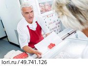 a butcher during customer service. Стоковое фото, агентство Ingram Publishing / Фотобанк Лори