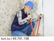 female worker using construction scissors. Стоковое фото, агентство Ingram Publishing / Фотобанк Лори
