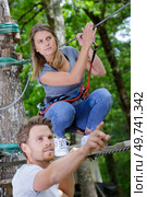 male instructor giving informations about tree climbing. Стоковое фото, агентство Ingram Publishing / Фотобанк Лори