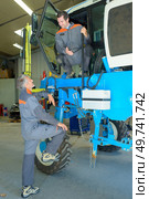 Mechanics with machine for viticulture. Стоковое фото, агентство Ingram Publishing / Фотобанк Лори