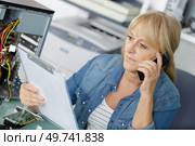 female enginner on the phone. Стоковое фото, агентство Ingram Publishing / Фотобанк Лори