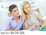 a couple is using calculator. Стоковое фото, агентство Ingram Publishing / Фотобанк Лори