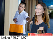 woman dragging man into shopping mall. Стоковое фото, агентство Ingram Publishing / Фотобанк Лори