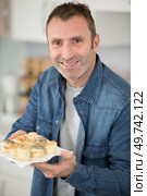 man showing home made crackers at home. Стоковое фото, агентство Ingram Publishing / Фотобанк Лори