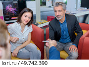 a casual meeting at workplace. Стоковое фото, агентство Ingram Publishing / Фотобанк Лори