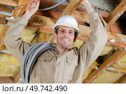 man marking position of cable trunking. Стоковое фото, агентство Ingram Publishing / Фотобанк Лори