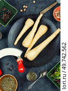 Uncooked useful whole parsnips roots on the kitchen table. Top view.. Raw parsnip roots. Стоковое фото, агентство Ingram Publishing / Фотобанк Лори