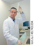 a lab technician wearing visor. Стоковое фото, агентство Ingram Publishing / Фотобанк Лори